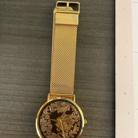Large Faux Gold Watch - Picture 4 of 6